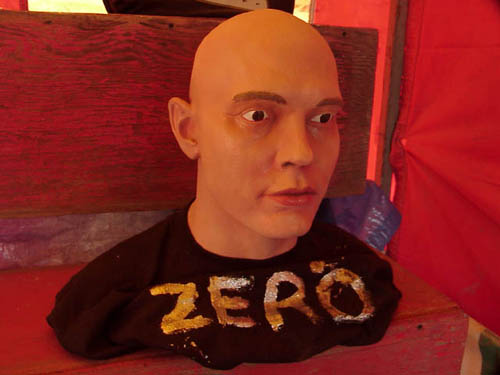 figurine de Billy Corgan dans le clip de Starfuckers, Inc. de Nine Inch Nails